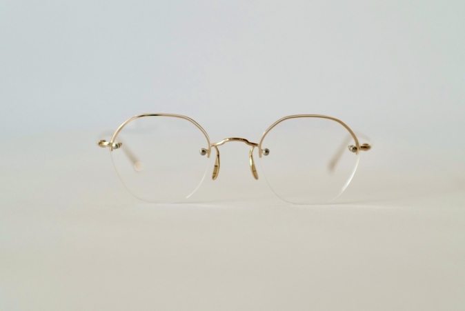  素顔を引き立てる美しいメガネ "RIMWAY"