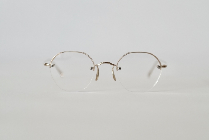  素顔を引き立てる美しいメガネ "RIMWAY"