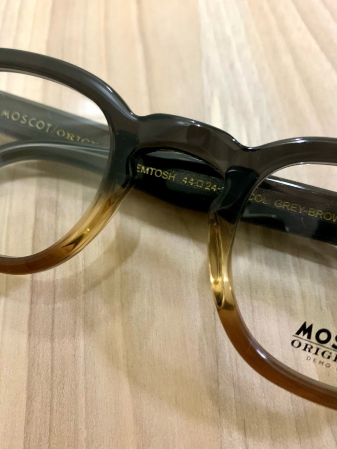 【MOSCOT】新色”grey-brown fade”入荷しています！