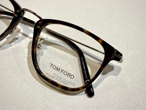 TOM FORDから日本企画の限定モデル【TF5562-D】ご紹介致します！