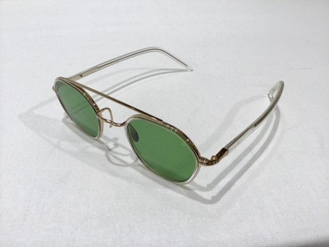 緑レンズのサングラス