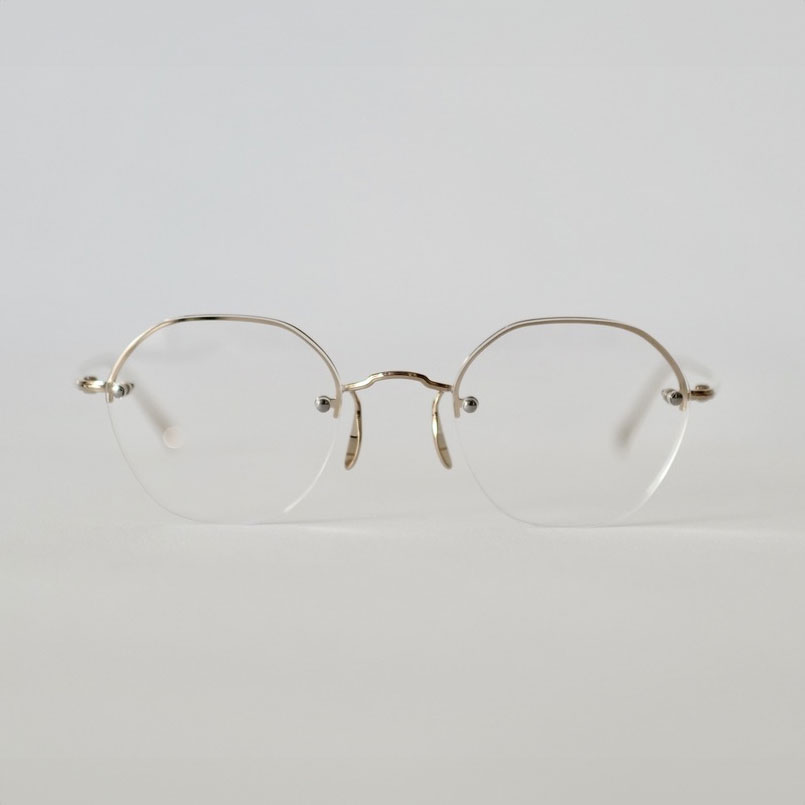 素顔を引き立てる美しいメガネ “RIMWAY”