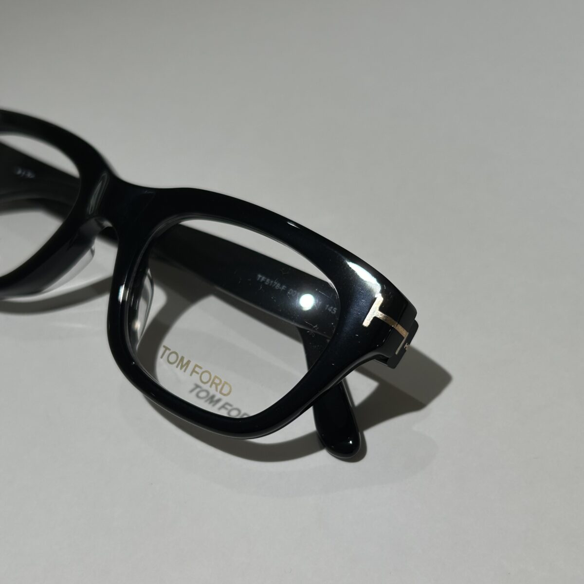 BLACK COLLECTION定番の黒縁【TOM FORD】